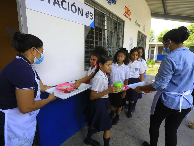 Los escolares reciben menús variados, como arroz con pollo, pastelitos, burritas, sopas de frijoles con chicharrón, y jugos naturales.