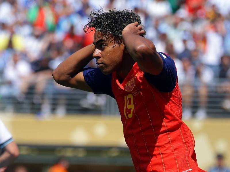 Lamine Yamal lamentando la ocasión desperdiciada en el inicio de la final.