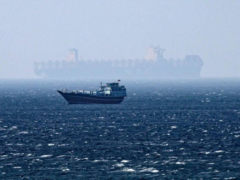 Un barco navega en el estrecho de Ormuz visto desde Khasab, gobernación de Musandam, Omán.