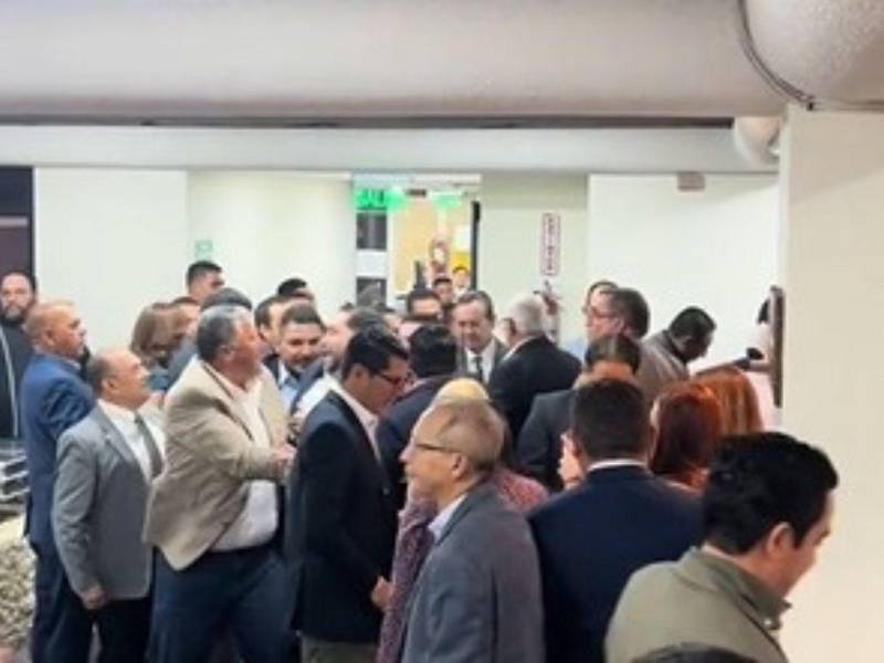 Diputados oficialistas impidieron el acceso a la oposición al hemiciclo.