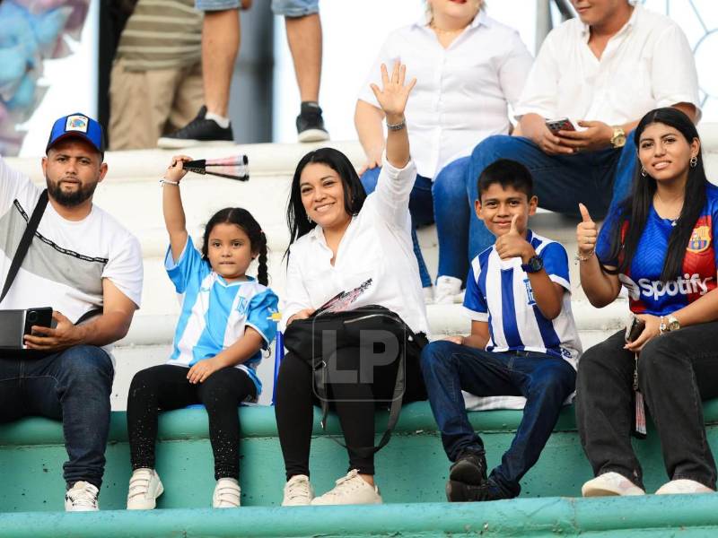 Las familias empiezan a llegar al recinto de San Pedro Sula.