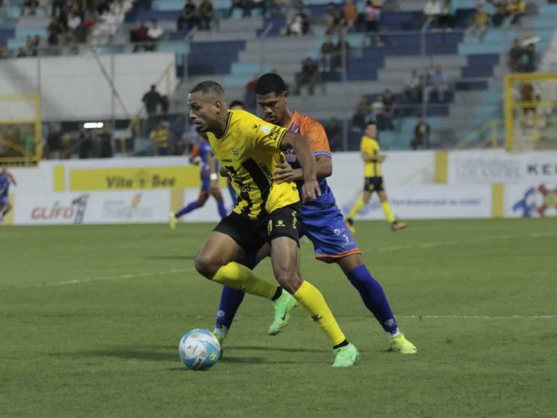 Eddie Hernández fue elegido para ser el delantero del Real España contra la UPN.