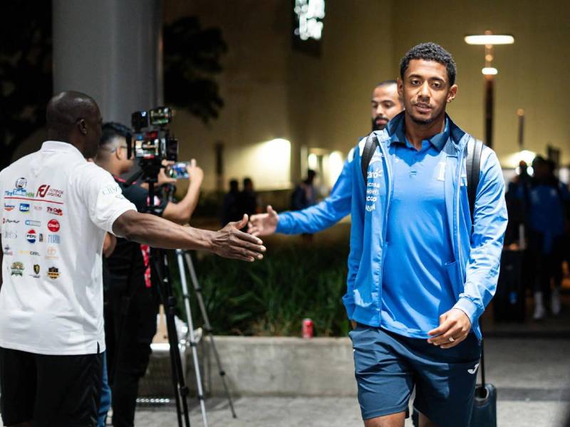 Choco Lozan en el momento que era saludado por el exjugador Eduardo Bennett.