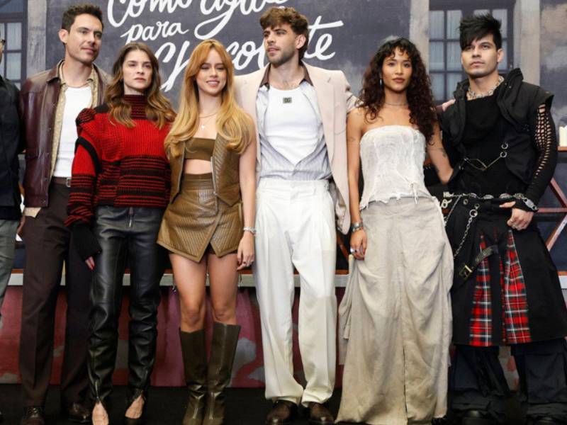 Los actores Francisco Angelini, Irene Azuela, Azul Guaita, Andrés Baida , Andrea Chaparro, Luis David Horné conforman el elenco de la serie 'Como agua para chocolate'.