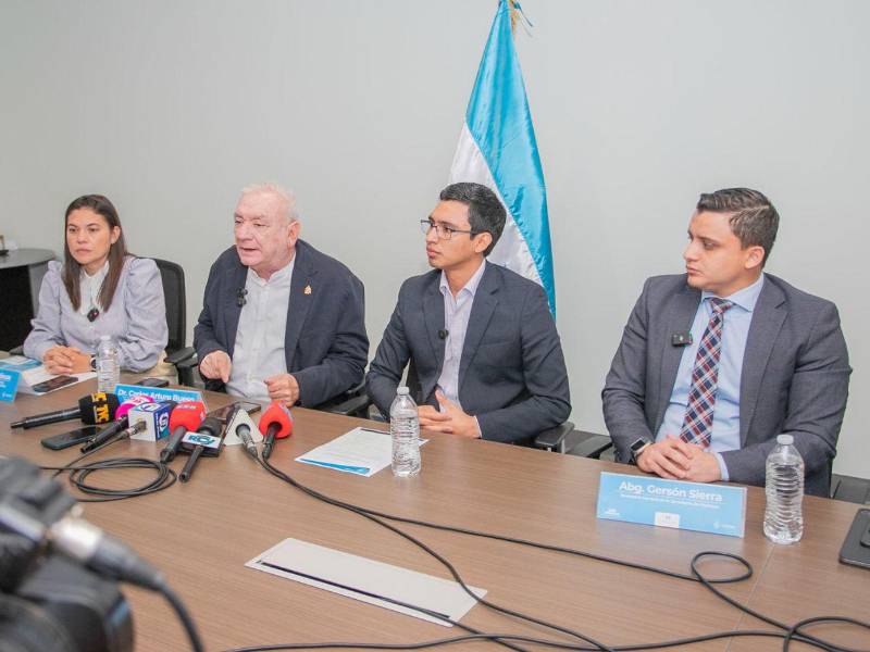 La Administración Aduanera de Honduras junto al Gabinete Económico durante una comparecencia de prensa.