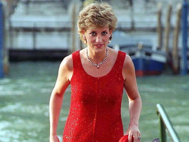 <b>Princesa Diana: </b>Valentino se inspiró en un vestido rojo que vio en la ópera de Barcelona para crear su famoso tono rojo, que se convirtió en su firma y en un símbolo de glamour y elegancia vibrante para mujeres como Diana.