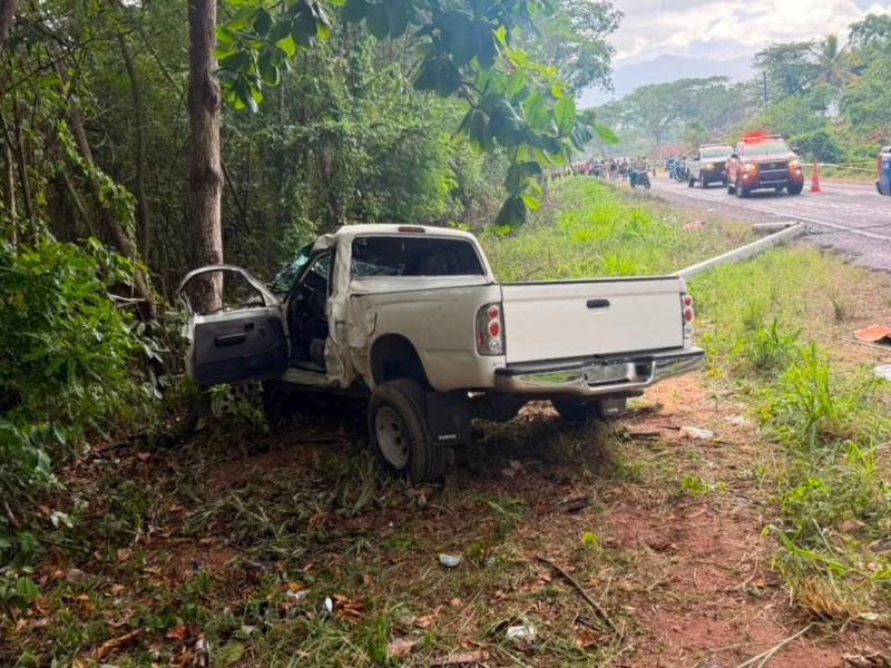 El conductor de este vehículo murió mientras era trasladado al hospital.