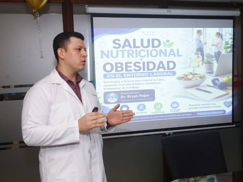 El doctor Bryan Rojas imparte una charla sobre nutrición al equipo de Diario LA PRENSA en abril de 2026.