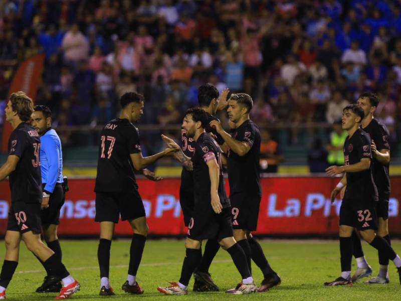 Lionel Messi celebrando con el resto de sus compañeros uno de los goles del Inter Miami ante Olimpia.