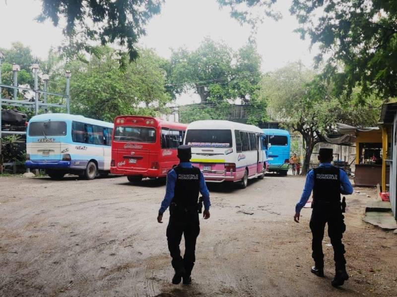 Los operativos se desarrollan en distintos puntos de buses de San Pedro Sula para reforzar la seguridad de los usuarios, conductores y ayudantes del transporte público.