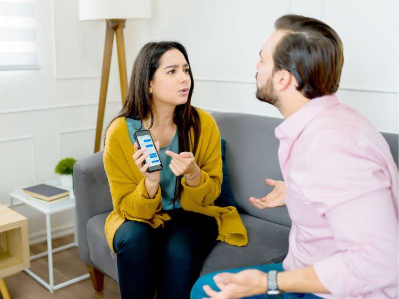 “La falta de comunicación buena, empática y asertiva puede llevar tanto a hombres como a mujeres a buscar fuera lo que sienten que falta dentro de la relación”, afirmó la especialista.