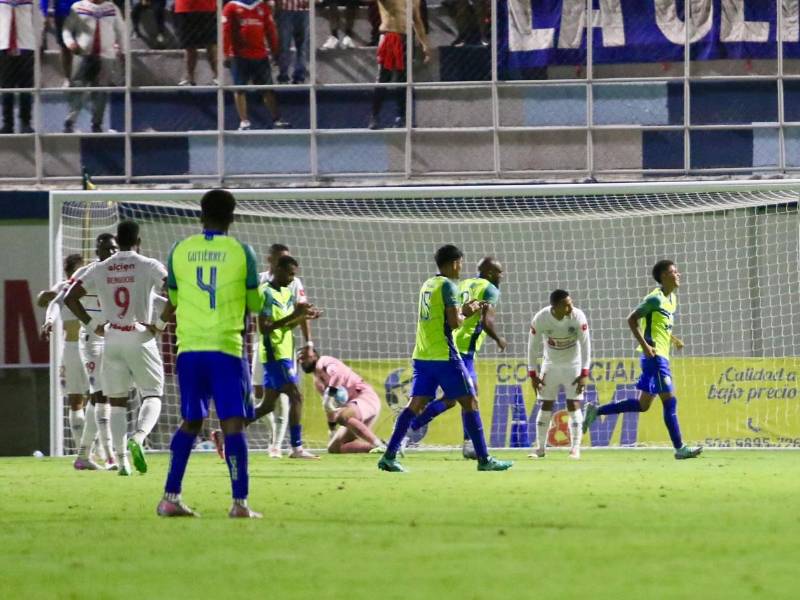 Yemerson Aaron Cabrera celebrando su gol para el empate del Olancho FC contra Olimpia.