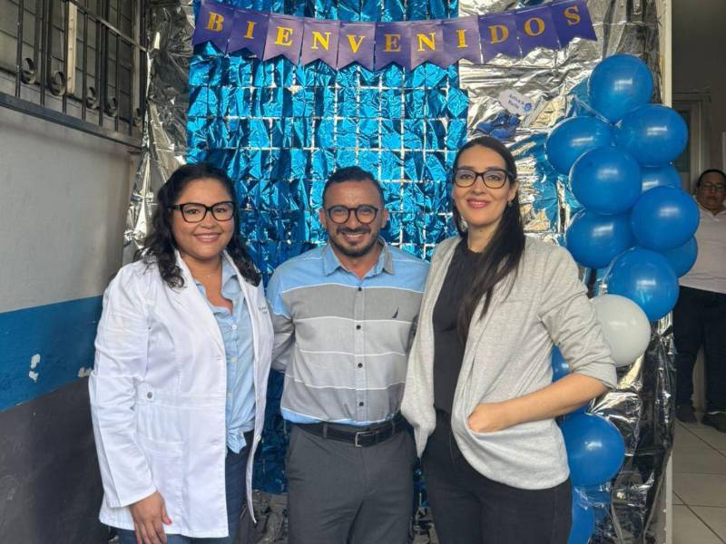 La doctora Lesbia Villatoro, jefa de la Región Sanitaria de San Pedro Sula, el Lic. Cristian Alcántara, administrador y la jefa de personal Karen Regalado.