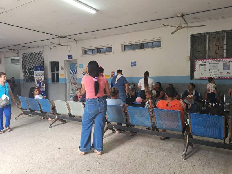 Pacientes acuden al centro de salud Miguel Paz Barahona, en San Pedro Sula, donde enfrentan dificultades para recibir atención debido a las asambleas informativas de los médicos.