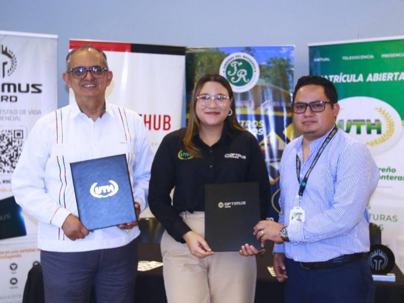 Firmaron el convenio los representantes de UTH, Optimus Card y Grupo Incosa en las instalaciones de Funeraria del Recuerdo.
