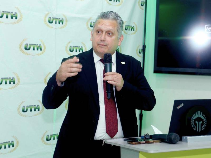 El doctor Edgardo Enamorado, secretario general de UTH, dijo que las grandes empresas se unen con las grandes universidades y con los grandes proyectos.