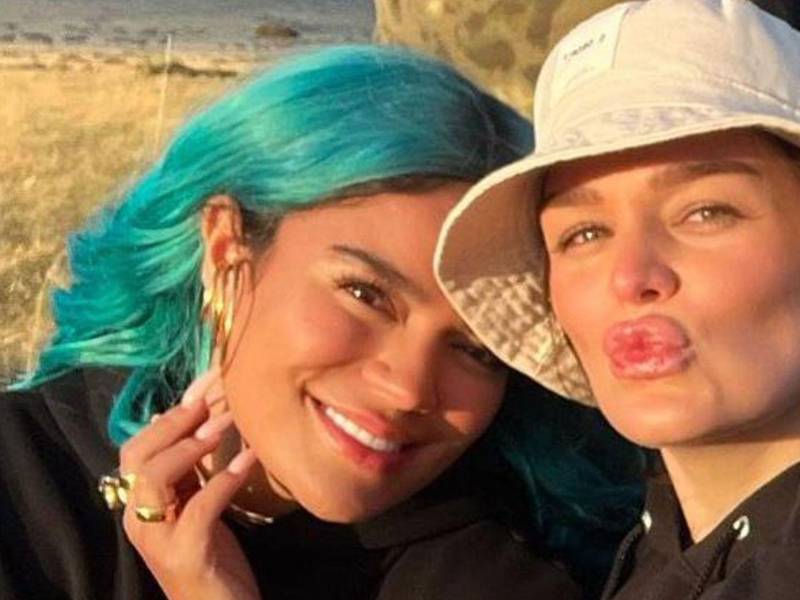 La familia de Karol G enfrenta un momento difícil tras las revelaciones de su hermana mayor, Verónica Giraldo, reconocida influencer y creadora de contenido. En los últimos días, Giraldo ha compartido en redes sociales su angustia por el proceso legal que inició su expareja, Jaime Llano, con el objetivo de obtener la custodia de su hija de tres años, Sophia.