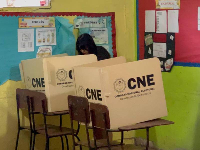 Una ciudadana ejerce su derecho al sufragio el domingo 30 de noviembre de 2025 en un centro de votación.