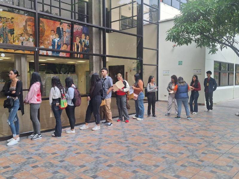 Miles de jóvenes y adultos llegaron a las instalaciones educativas de la universidad en la capital.