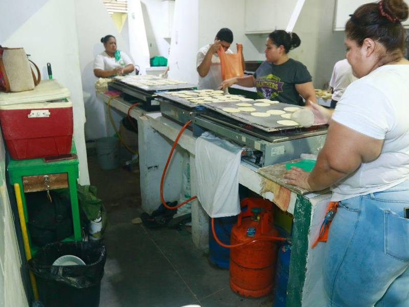 Algunos puestos de comida en los mercados de San Pedro Sula consumen entre tres y cinco cilindros de gas LPG cada dos días, por lo que el subsidio representa un alivio para sus costos de operación.