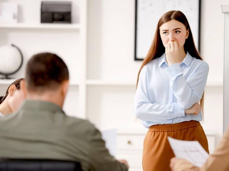 El otrovertido es capaz de interactuar eficazmente en un grupo, pero sintiéndose separado de la experiencia colectiva, adoptando la posición de un observador que toma distancia en lugar de participar.