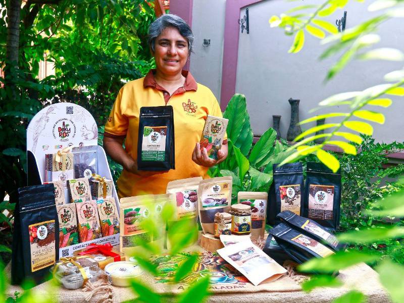 La esencia de DaKayros va más allá de la producción de café y cacao; detrás del emprendimiento de Dunia Paz hay una historia de amor, perseverancia e inclusión. La productora y emprendedora hondureña creó DaKayros Chocolate &amp; Coffee Shop, un negocio familiar de café y cacao que busca financiar su mayor sueño