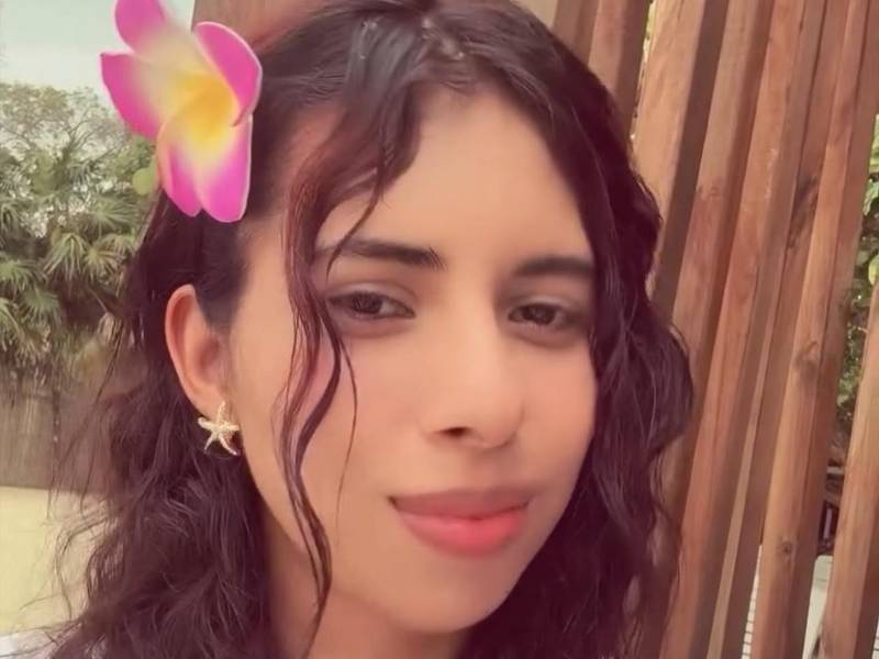 Sheila Rubí Cáceres logró salir de una de las casas envueltas en llamas, pero falleció minutos después debido a la gravedad de las quemaduras. Otra persona resultó herida.