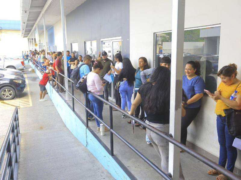 La incertidumbre de perder su cita y tener que pagar un posible recargo marcó la espera de los usuarios en la oficina del Instituto Nacional de Migración en San Pedro Sula.