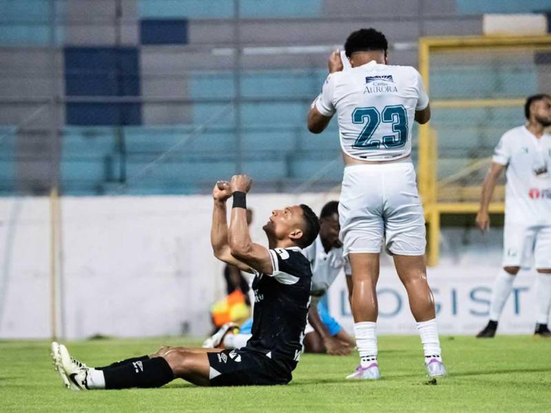 Carlos Sánchez celebrando el autogol del Platense que dio el triunfo al Olimpia.