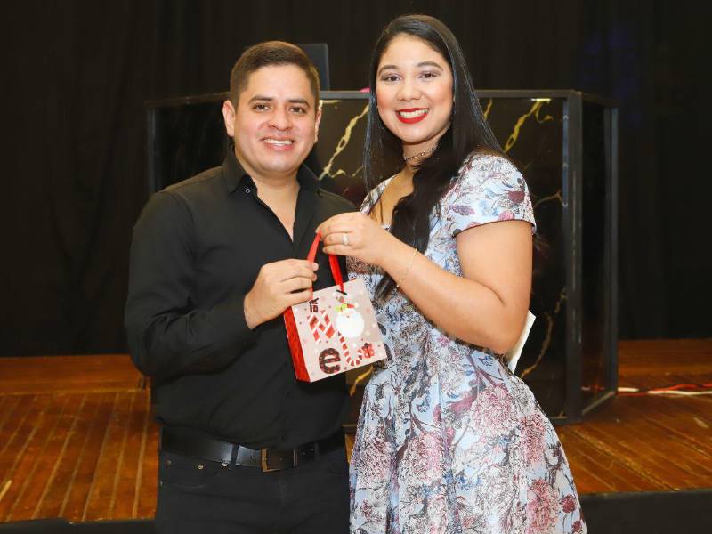 Momentos de alegría y sorpresa se vivieron durante el intercambio de regalos de la actividad El Amigo Secreto.