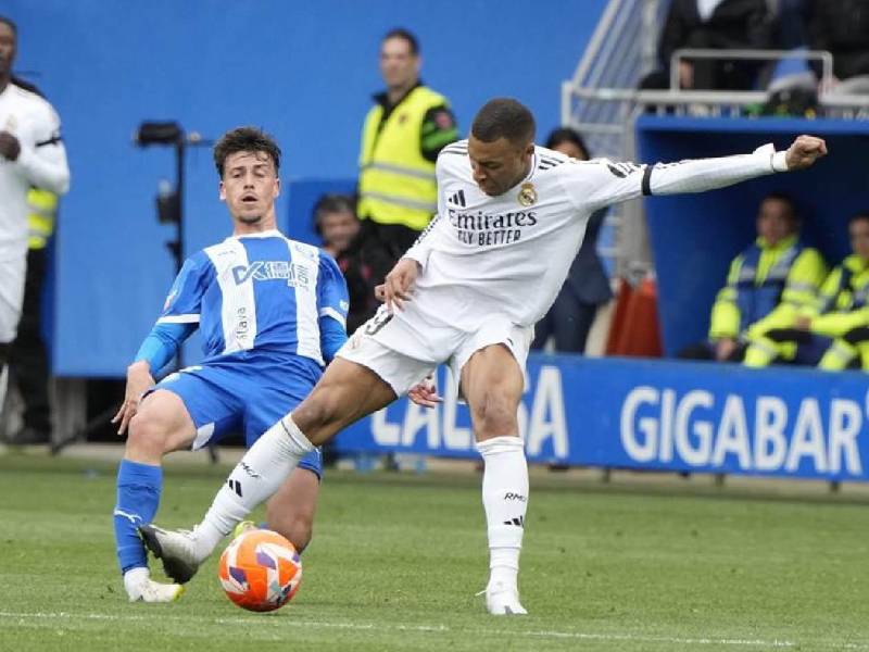 La dura entrada de Mbappé a Antonio Blanco que terminó con su expulsión.