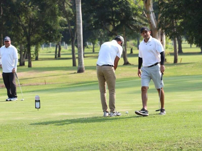 Un grupo de golfistas se prepara para el torneo a beneficio del hospital San Juan de Dios.