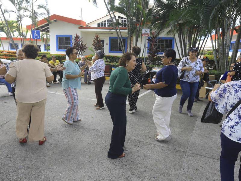 Pese a la molestia y a las altas temperaturas de San Pedro Sula, los jubilados, reunidos bajo un árbol durante el plantón, se tomaron un momento para disfrutar de un baile.