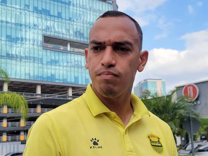 El zaguero central Devron García atendió a los medios de comunicación.