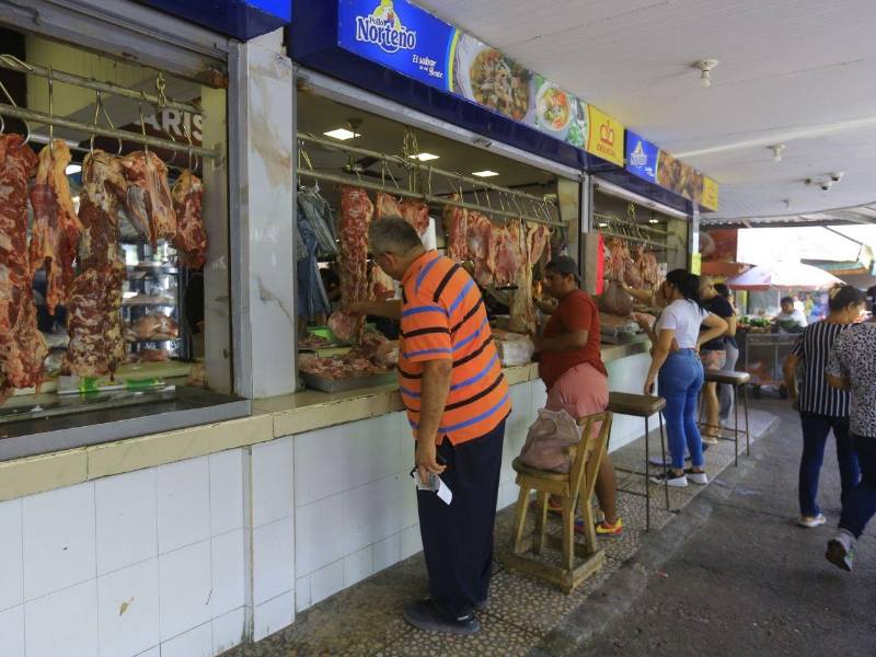 Los consumidores sampedranos aseguran que el aumento en los precios de los alimentos y otros gastos cotidianos ha reducido el poder adquisitivo de las familias y obligado a ajustar el presupuesto semanal.