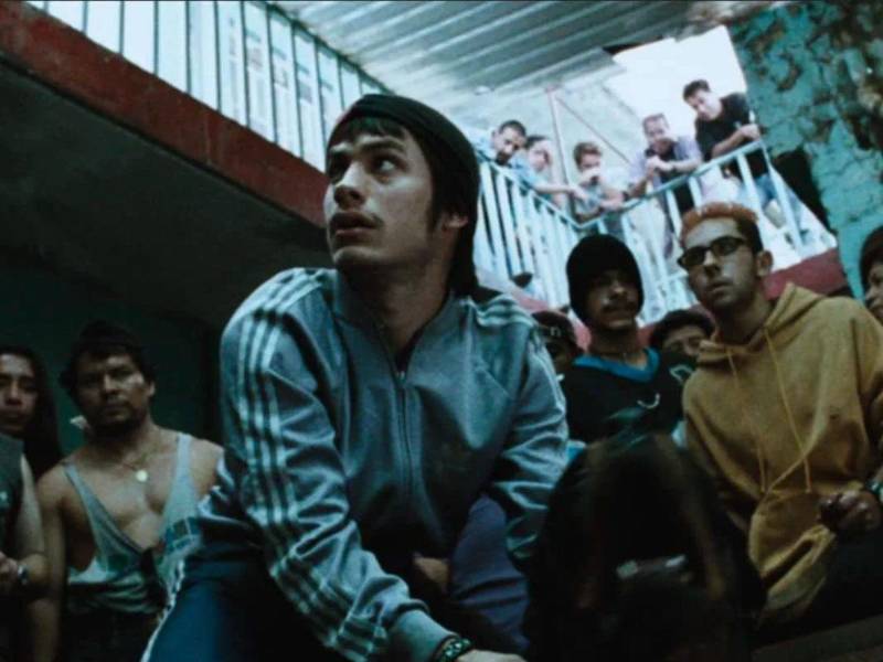 Protagonizada por Gael García Bernal, Emilio Echevarría y Goya Toledo, Amores Perros fue estrenada en el año 2000.