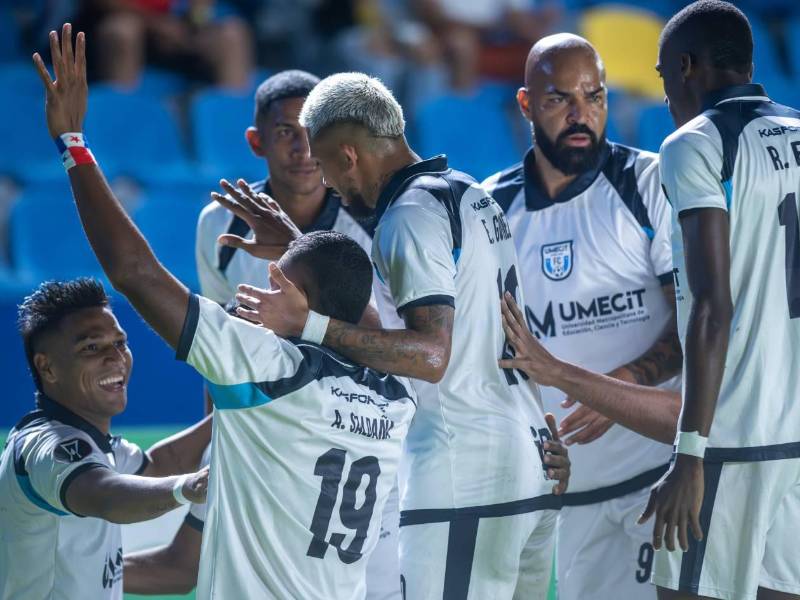 Jugadores del UMECIT celebrando el gol que abrió el marcador.