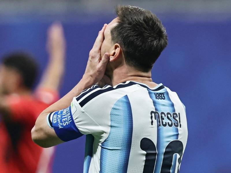 El lamento de Messi tras errar su penal en el Argentina vs Egipto.