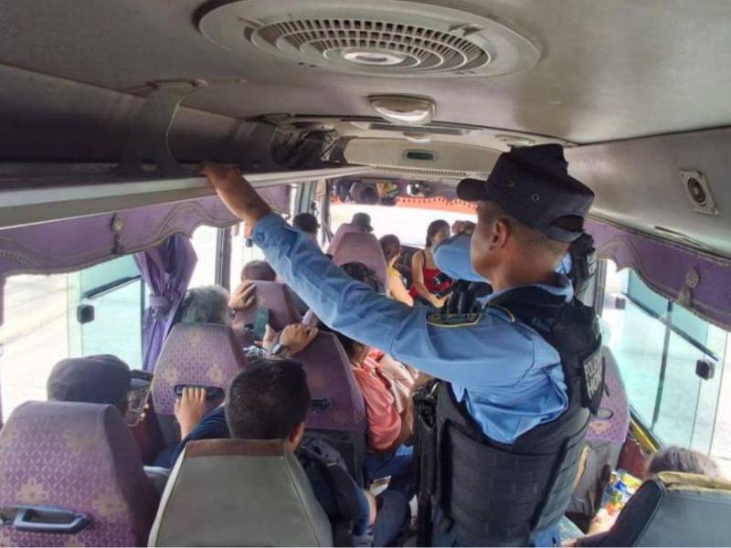 Como parte de los operativos, los agentes de la Policía Nacional también abordan las unidades del transporte público para realizar inspecciones preventivas, verificar la identidad de pasajeros.