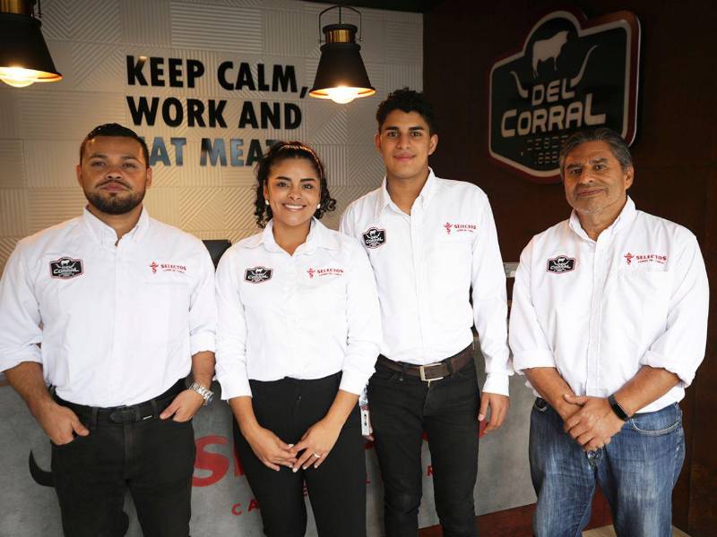 Equipo de colaboradores de Selectos Del Corral, listos para atender a los capitalinos y guiarlos en su compra.