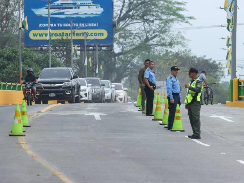 Policía Municipal y Policía Nacional trabajan en conjunto para mantener el orden vehicular en la ciudad.