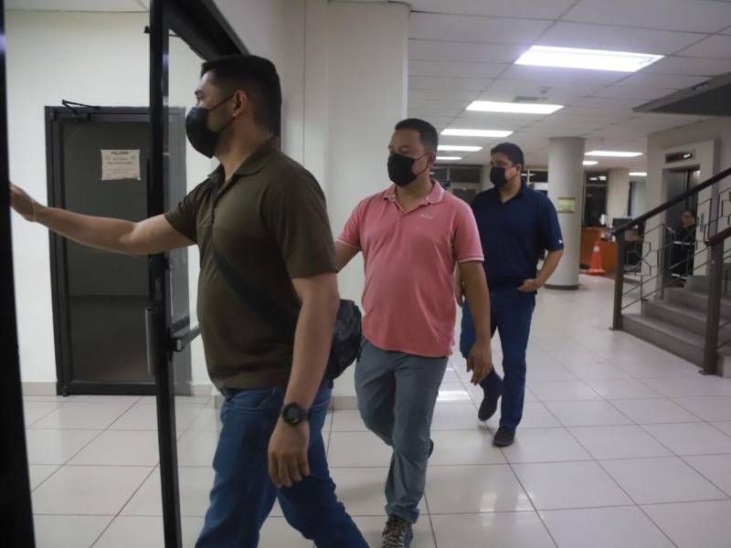 Tres agentes de la División Antiextorsión y Asociaciones Terroristas (DAET) llegaron este miércoles a los juzgados de San Pedro Sula, luego de decidir presentarse voluntariamente ante las autoridades judiciales. Los funcionarios acudieron acompañados por otros siete agentes policiales.