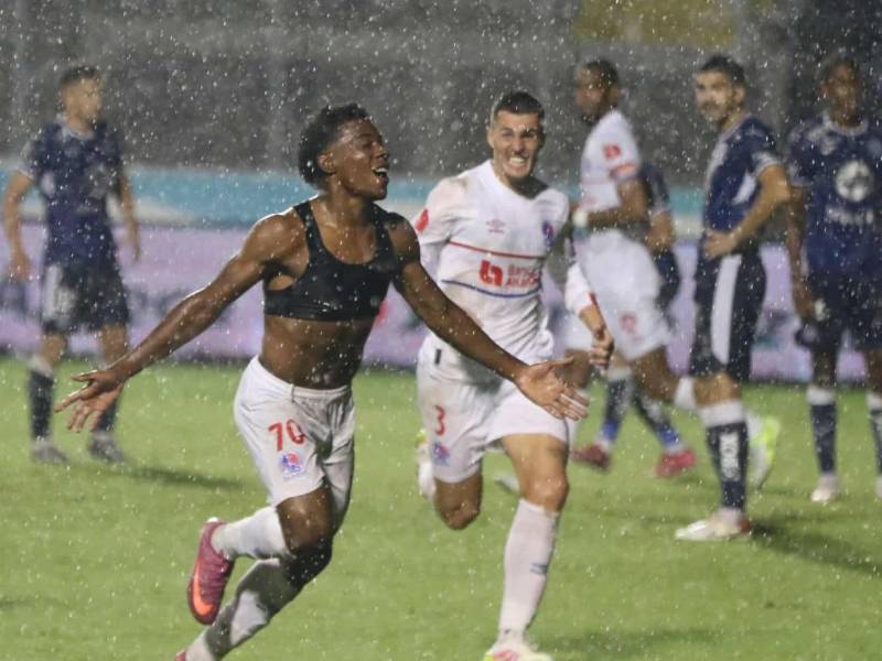 Derecko Moncada celebrando su gol que evitó la derrota del Olimpia ante Motagua.