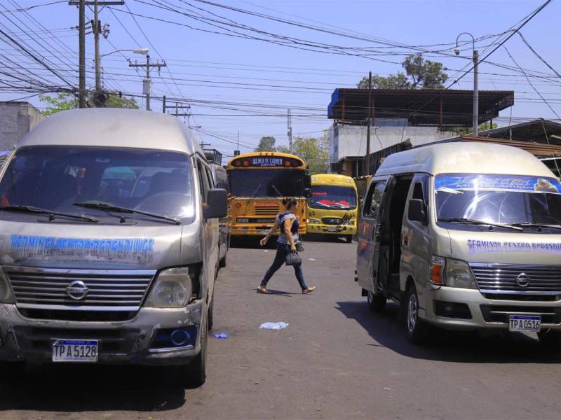 Conductores de transporte público deben cumplir con el reglamento de tránsito para evitar multas.