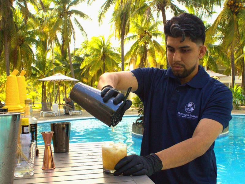 Disfrute de ricos cocteles en el área de la piscina.