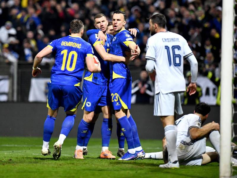 Edin Dzeko y sus compañeros celebran el gol de Haris Tabakovic para el empate ante Italia.
