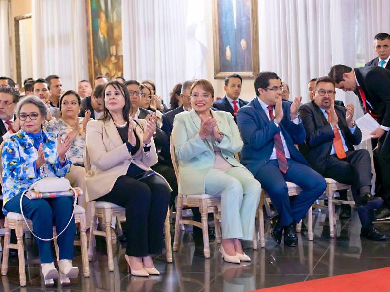 La mandataria junto a funcionarios de su gobierno en la entrega de los premios.