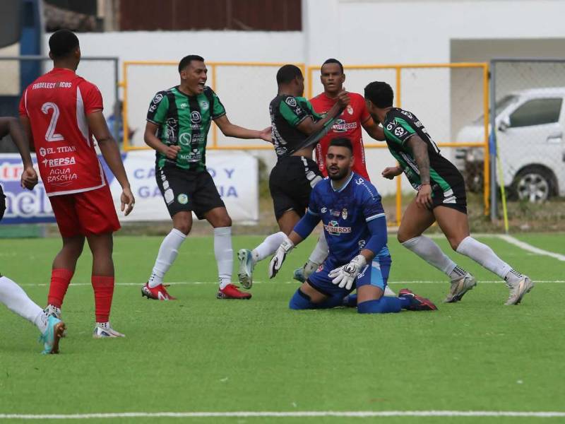 Luis Santamaría aprovechó el rebote de 'Panchi' Reyes y marcó el gol de la salvación del Juticalpa FC.