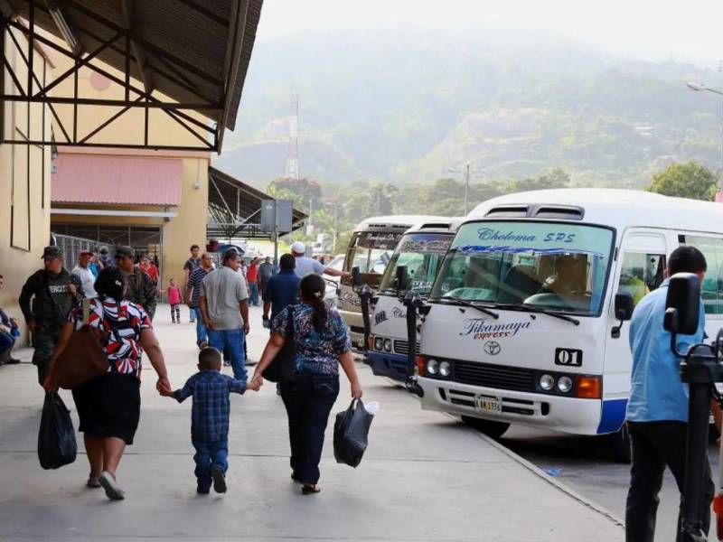 De acuerdo con tablas atribuidas a transportistas, rutas como Azacualpa y Virrey hacia San Pedro Sula alcanzan los 105 lempiras.