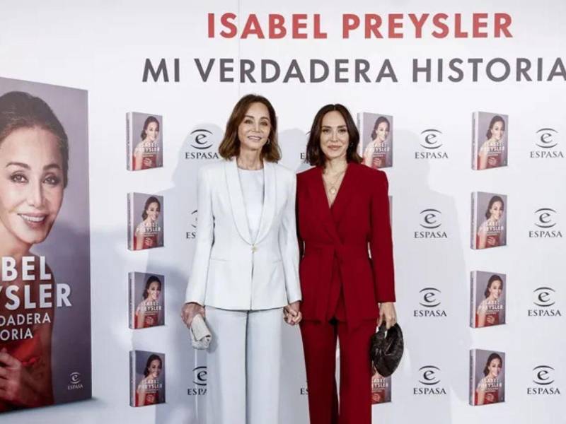 Isabel Preysler junto a su hija, Tamara Falcó posando antes de presentar sus memorias.